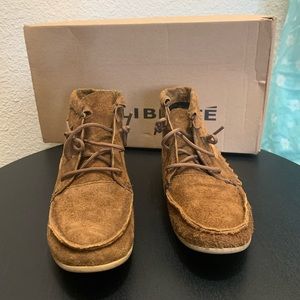 Woman’s Olivetti, hand made in Africa.